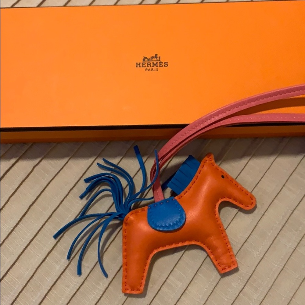 Hermès rodeo - comes with box, ribbon.
